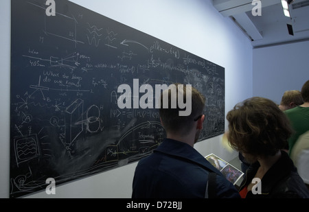 Kassel, Deutschland, Tabelle mit der Quantenphysik im Fridericianum auf der Documenta (13) Stockfoto