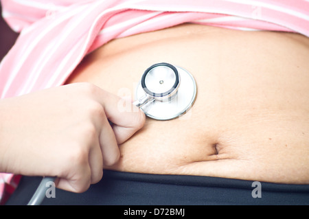 Prüfung Bauch durch Arzt und Nutzung Stethoskop Stockfoto