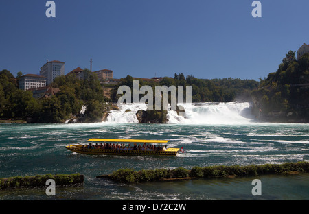 Neuhausen, Schweiz, mit Blick auf den Rheinfall, Europas größten Wasserfall Stockfoto