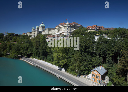 Bern, Schweiz, mit Blick auf das Hotel Bellevue und den Houses of Parliament am hohen Ufer der Aare Stockfoto