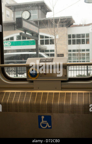 Vorzeichen gibt Platz für Rollstühle auf der grünen Linie Straßenbahn und u-Bahn Autos in Boston und Vororten. Hinweis: die Schaltfläche Hilfe Stockfoto