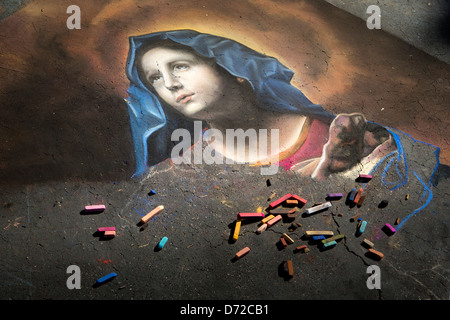 Kreide, Blöcke und eine halbfertige Straße Malerei an Santa Barbara jährlichen ich Madonnari Festival. Stockfoto