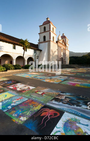 Kreide-Zeichnungen von Santa Barbara jährliche ich Madonnari Straßenfest Gemälde dekorieren das Plaza an der historischen Mission. Stockfoto