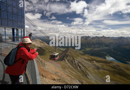 St. Moritz, Schweiz, eine Gondel verlässt die Bergstation des Piz Nair Stockfoto