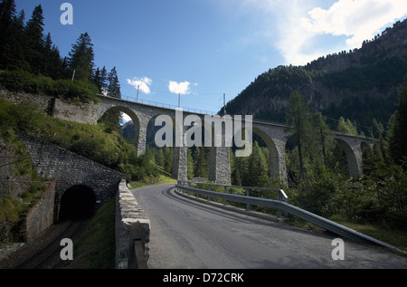 Preda, die Schweiz, die Toua tunnel der Rhätischen Bahn und der Albula-Passstrasse Stockfoto