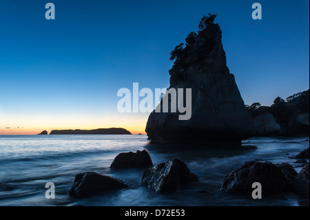 Dawn hinter Te Hoho Rock ein natürlicher Kalkstein in Cathedral Cove, einem Marine Reserve auf der Coromandel Halbinsel Neuseeland Stapel Stockfoto