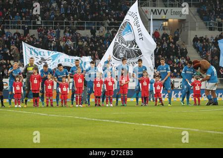 Hoffenheim-Gruppe Mannschaftsaufstellung, 17. Februar 2013 - Fußball / Fußball: Takashi Usami Hoffenheim "Wellenlinien" wie er sich mit seinen Teamkollegen vor dem Bundesliga-Spiel zwischen der TSG 1899 Hoffenheim 0-1 VfB Stuttgart im Rhein-Neckar-Arena in Sinsheim, Deutschland reiht. (Foto: AFLO) Stockfoto