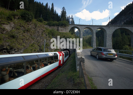 Preda, die Schweiz, die Toua tunnel der Rhätischen Bahn und der Albula-Passstrasse Stockfoto