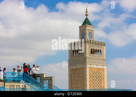 Touristen, die gerade des Minaretts der großen Moschee Sidi Bou Said, Tunis, Tunesien Stockfoto