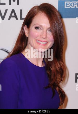 New York, NY, USA. 26. April 2013. Julianne Moore bei der Englisch-Lehrer-Premiere beim Tribeca Film Festival 2013, Tribeca Performing Arts Center (BMCC TPAC), New York, NY 26. April 2013. Foto von: Gregorio T. Binuya/Everett Collection/Alamy Live-Nachrichten Stockfoto