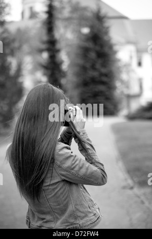 Coole junge Fotógrafo Mädchen mit analogen Kamera. Stockfoto