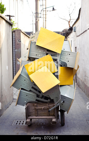 Eine überladene Wagen mit hölzernen Schulbänken, eine schmale Gasse in der Altstadt von Suzhou, China Stockfoto