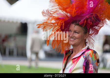 Iffezheim, Deutschland, elegant gekleidete Frau auf einem Pferd Rennen Stockfoto