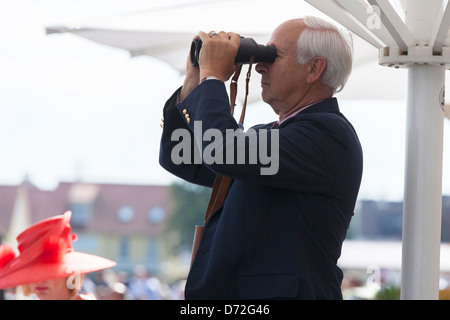 Iffezheim, Deutschland, ein Mann beobachten mit dem Fernglas das Pferderennen Stockfoto