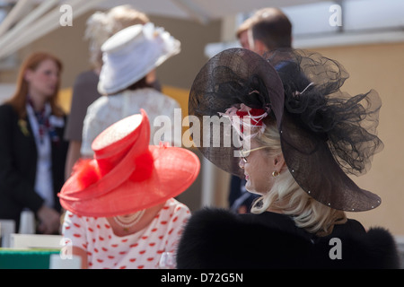 Elegant gekleidete Frauen auf der Rennbahn Iffezheim, Deutschland Stockfoto