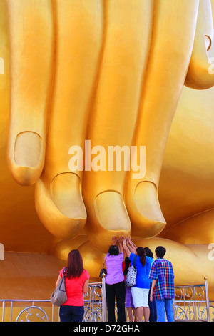 Große hand Buddha am Wat Muang Lop Buri in Thailand Stockfoto