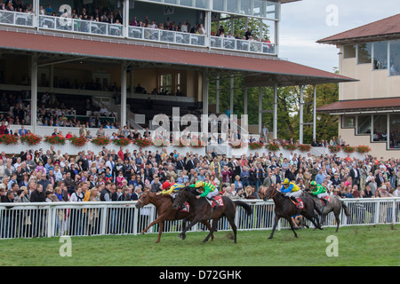 Iffezheim, Deutschland, die neue Welle Öffnung Rennen, laufen von Jockey Adrie de Vries Stockfoto