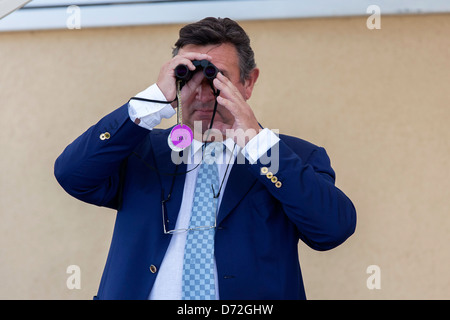 Iffezheim, Deutschland, ein Mann beobachten mit dem Fernglas das Pferderennen Stockfoto