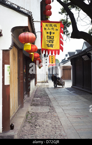 Lokale Mann zieht seinen Wagen Pingjianglu alte Straße in der morgendlichen Stille, Suzhou Stockfoto