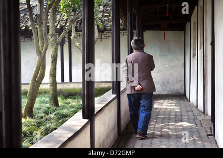 Alte Frau einen Spaziergang im Garten des bescheidenen Verwalters, Suzhou Stockfoto