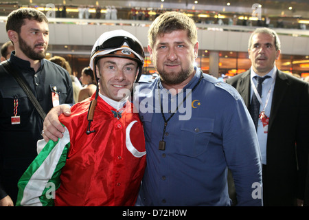 Dubai, Vereinigte Arabische Emirate, Ramsan Achmatowitsch Kadyrow, Präsident der Republik Tschetschenien und Olivier Peslier, Jockey Stockfoto