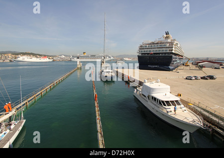 Dock-Express / semi-Submersible United Yacht Transport Transporter yacht "Super Diener 4" im Hafen von Palma De Mallorca. Stockfoto