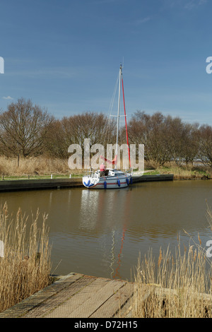 Horsey Mere und Liegeplätze mit Boote vertäut neben der Bank. Stockfoto