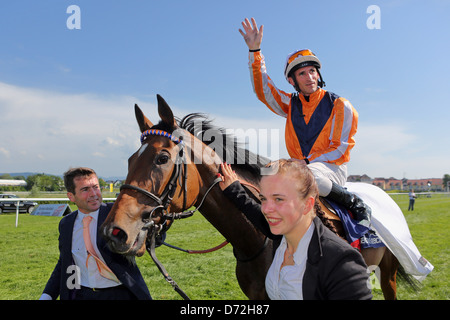 Danedream mit Andrasch Strong und Trainer Peter Schiergen nach dem Gewinn des Grand Prix der Badische Unternehmer Stockfoto