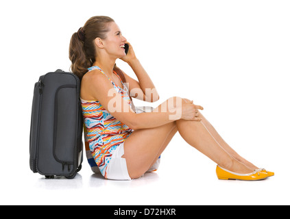 Junge Touristen Frau mit Laufradtasche Stock sitzen und reden Handy Stockfoto