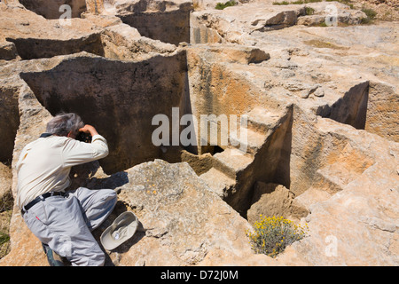 Touristen fotografieren die Katakomben, phönizische unterirdischen Kammergrab mit frühesten Kalligraphie gefunden auf dem Felsen, Tunesien Stockfoto