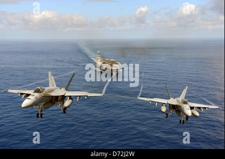 Zwei Navy F/A-18E Super Hornets Jagdflugzeug aus dem Flugzeugträger USS John C. Stennis fliegen in Formation 24. April 2013 während der Operationen in den Pazifischen Ozean. Stockfoto