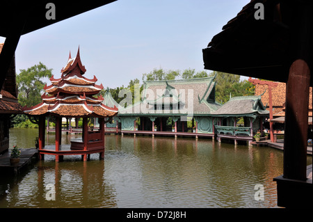 Der schwimmende Markt der Stadt im alten Siam, als Besucherattraktion am Stadtrand von Bangkok. Stockfoto