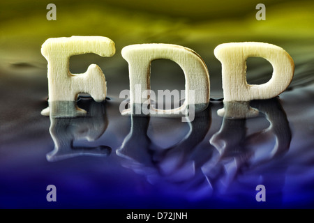 FDP-Strich im Wasser untergetaucht, symbolische Foto Krise in der FDP Stockfoto