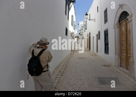 Touristen fotografieren traditionelle Häuser, Sidi Bou Said, Tunis, Tunesien Stockfoto