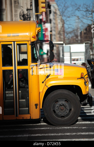 Gelber Schulbus in Manhattan, New York. Stockfoto