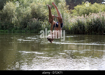 Briescht, Deutschland, junge kopfüber hängend an einem Seil über die Spree Stockfoto