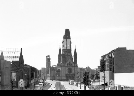 Berlin, Deutschland, Ansicht von der Hardenberg-Straße an der Kaiser-Wilhelm-Gedächtnis-Kirche Stockfoto