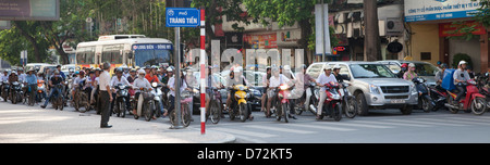 Hanoi, Vietnam, Motorräder und Autos sind an einer Haltelinie Stockfoto