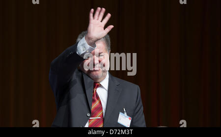 Ehemaliger Ministerpräsident von Rheinland-Pfalz Kurt Beck winkt dem Publikum beim Landesparteitag in Ludwigshafen, Deutschland, 27. April 2013. FOTO: UWE ANSPACH Stockfoto