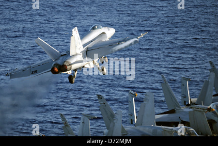 Ein Navy F/A-18E Super Hornet-Kampfflugzeuge zieht im Flugbetrieb auf dem Flugzeugträger USS Nimitz 23. April 2013 in den Pazifischen Ozean. Stockfoto