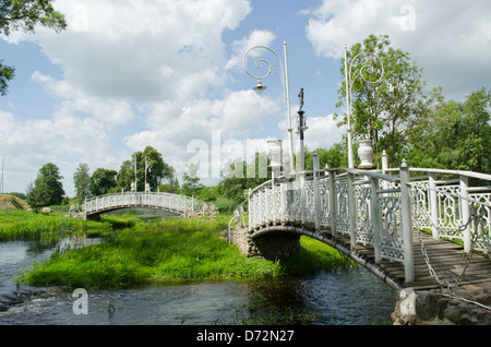 weiße Retro-dekorative Brücken durch den Park stream Flusswasser und blauen Wolkenhimmel. Stockfoto