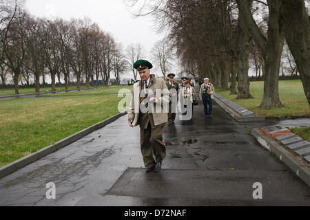 Braunsberg, Polen 27. April 2013 sowjetische Armee Veteranen des zweiten Weltkriegs besucht die größte in Europa Sowjetsoldaten Friedhof in Braunsberg anlässlich des 68. Jahrestag des Endes des zweiten Weltkriegs Gefallenen Rotarmisten Freunde würdigen. Bildnachweis: Michal Fludra/Alamy Live-Nachrichten Stockfoto