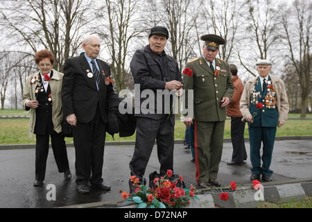 Braunsberg, Polen 27. April 2013 sowjetische Armee Veteranen des zweiten Weltkriegs besucht die größte in Europa Sowjetsoldaten Friedhof in Braunsberg anlässlich des 68. Jahrestag des Endes des zweiten Weltkriegs Gefallenen Rotarmisten Freunde würdigen. Bildnachweis: Michal Fludra/Alamy Live-Nachrichten Stockfoto