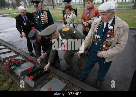 Braunsberg, Polen 27. April 2013 sowjetische Armee Veteranen des zweiten Weltkriegs besucht die größte in Europa Sowjetsoldaten Friedhof in Braunsberg anlässlich des 68. Jahrestag des Endes des zweiten Weltkriegs Gefallenen Rotarmisten Freunde würdigen. Bildnachweis: Michal Fludra/Alamy Live-Nachrichten Stockfoto