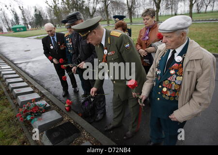 Braunsberg, Polen 27. April 2013 sowjetische Armee Veteranen des zweiten Weltkriegs besucht die größte in Europa Sowjetsoldaten Friedhof in Braunsberg anlässlich des 68. Jahrestag des Endes des zweiten Weltkriegs Gefallenen Rotarmisten Freunde würdigen. Bildnachweis: Michal Fludra/Alamy Live-Nachrichten Stockfoto