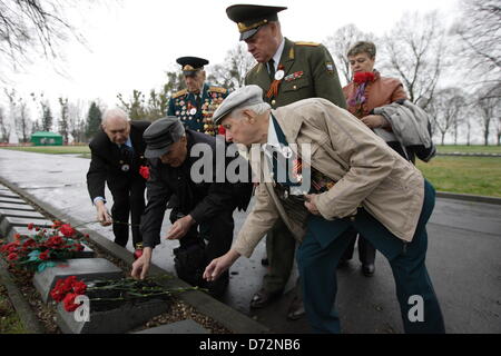 Braunsberg, Polen 27. April 2013 sowjetische Armee Veteranen des zweiten Weltkriegs besucht die größte in Europa Sowjetsoldaten Friedhof in Braunsberg anlässlich des 68. Jahrestag des Endes des zweiten Weltkriegs Gefallenen Rotarmisten Freunde würdigen. Bildnachweis: Michal Fludra/Alamy Live-Nachrichten Stockfoto