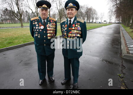 Braunsberg, Polen 27. April 2013 sowjetische Armee Veteranen des zweiten Weltkriegs besucht die größte in Europa Sowjetsoldaten Friedhof in Braunsberg anlässlich des 68. Jahrestag des Endes des zweiten Weltkriegs Gefallenen Rotarmisten Freunde würdigen. Bildnachweis: Michal Fludra/Alamy Live-Nachrichten Stockfoto