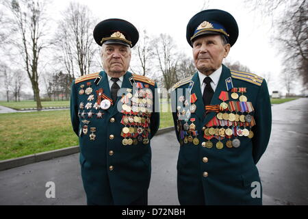 Braunsberg, Polen 27. April 2013 sowjetische Armee Veteranen des zweiten Weltkriegs besucht die größte in Europa Sowjetsoldaten Friedhof in Braunsberg anlässlich des 68. Jahrestag des Endes des zweiten Weltkriegs Gefallenen Rotarmisten Freunde würdigen. Bildnachweis: Michal Fludra/Alamy Live-Nachrichten Stockfoto