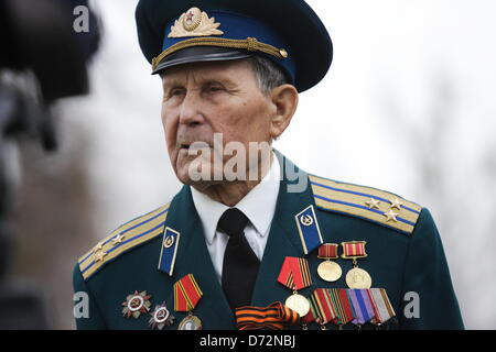 Braunsberg, Polen 27. April 2013 sowjetische Armee Veteranen des zweiten Weltkriegs besucht die größte in Europa Sowjetsoldaten Friedhof in Braunsberg anlässlich des 68. Jahrestag des Endes des zweiten Weltkriegs Gefallenen Rotarmisten Freunde würdigen. Bildnachweis: Michal Fludra/Alamy Live-Nachrichten Stockfoto