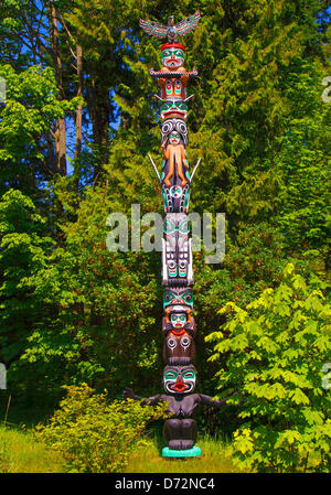 8. Juli 2012 - Vancouver, British Columbia, Kanada - The Ga'akstalas Pol stellt zahlreiche Persönlichkeiten der KwakwaÌ±kaÌ±'Wakw Menschen gelebt auf Vancouver Island. Es steht in den Hain der Totempfähle im Stanley Park, Vancouver BC. Die beeindruckende Darstellung von ikonischen Totempfähle aus den traditionellen Ländern der Küsten-Salish Menschen ist ein beliebtes Touristenziel. Die Pole sind mit Schnitzereien von Symbolen, die Legenden oder Ereignisse im Leben der Aborigines des kanadischen Nordens west darstellen. (Kredit-Bild: © Arnold Drapkin/ZUMAPRESS.com) Stockfoto